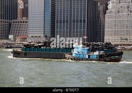 Führung einer Müll Schlepper Kahn am East River in New York City New York USA Stockfoto