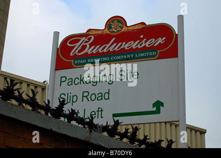 Melden Sie bei den Hirsch Brauerei, Mortlake, Südwesten von London, im Besitz von Anheuser-Busch, die Hersteller von Budweiser Bier im Vereinigten Königreich Stockfoto