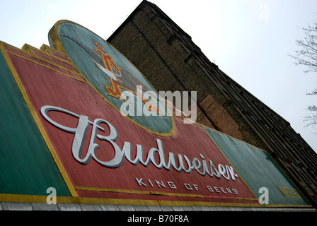 Logo von Anheuser Busch, Hersteller von Budweiser Bier, an der Wand der Hirsch-Brauerei in Mortlake, Südwesten von London, england Stockfoto