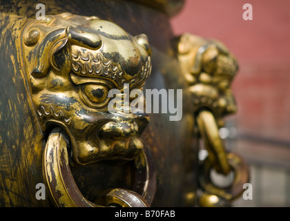 Close-up des Tieres Schnitzereien an den Griffen eines großen, bronze, Chinesischen Kessel in der Verbotenen Stadt, Peking, China Stockfoto