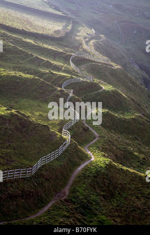 Küsten-Wanderweg und Zaun in der Nähe von Port Quin cornwall Stockfoto