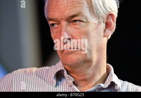 Journalist und Rundfunksprecher Jon Snow abgebildet bei Hay Festival 2008 Hay on Wye Powys Wales UK EU Stockfoto