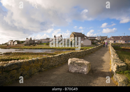 Alte steinerne Brücke zum Dorf über Afon Ffraw Fluss Aberffraw Isle of Anglesey North Wales UK Stockfoto