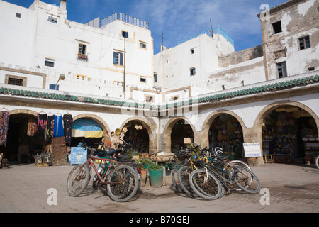 Essaouira Marokko Nordafrika weißen Gebäuden und Geschäften rund um den kleinen Platz im 18. Jahrhundert alte Stadt Medina Stockfoto