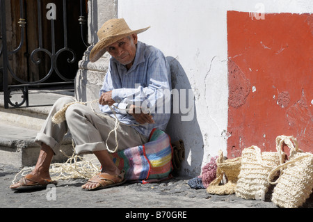 Alte mexikanische Mann weben Taschen in Straße, Taxco, Mexiko Stockfoto