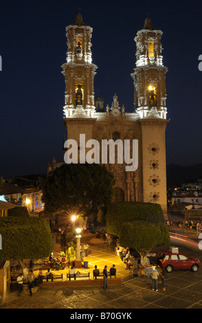 Plaza Borda Hauptplatz mit Kirche Santa Prisca in der Nacht, Taxco, Mexiko Stockfoto