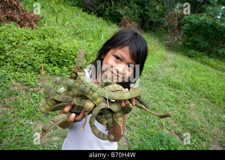 Suriname, Kwamalasamutu, Heimat der eingeborenen Indianer. Trio Inderin mit Obst. Stockfoto