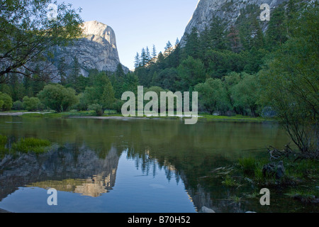 Kalifornien - Korb Kuppel reflektiert in Mirror Lake im Tenaya Creek Valley of Yosemite National Park. Stockfoto