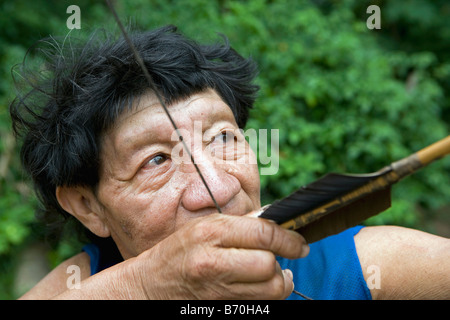 Suriname, Kwamalasamutu, Heimat der eingeborenen Indianer. Akurio indischen Mann mit Pfeil und Bogen. Stockfoto