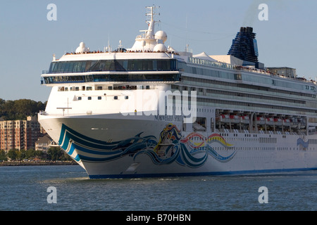 Norwegian Spirit Kreuzfahrtschiff Abfahrt New York City am Hudson River-New York-USA Stockfoto