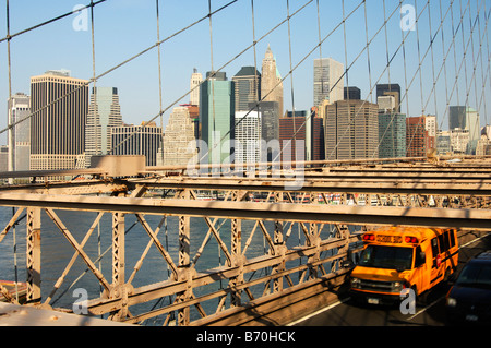 Verkehr auf der Brooklyn Bridge zwischen Brooklyn und Manhattan, New York, USA Stockfoto
