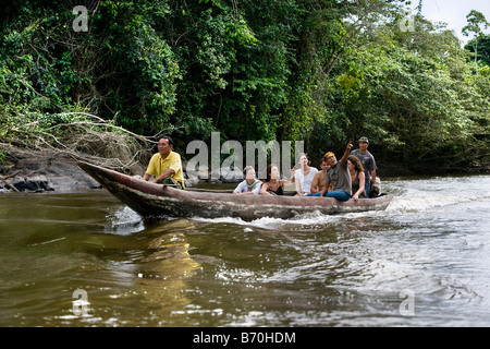 Suriname, Kwamalasamutu, Touristen-Tour mit ausgegraben, Kanus, genannt "Korjaal", am Sipaliwini River. Stockfoto