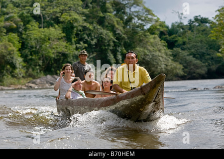 Suriname, Kwamalasamutu, Touristen-Tour mit ausgegraben, Kanus, genannt "Korjaal", am Sipaliwini River. Stockfoto