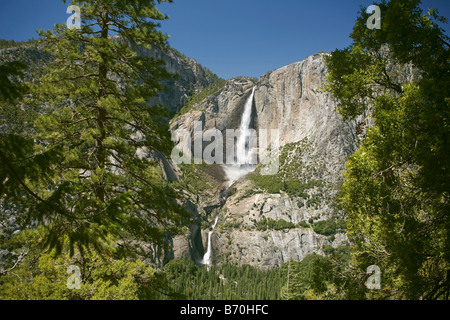 Kalifornien - Upper und Lower Yosemite Falls vom Four Mile Trail im Yosemite National Park Stockfoto