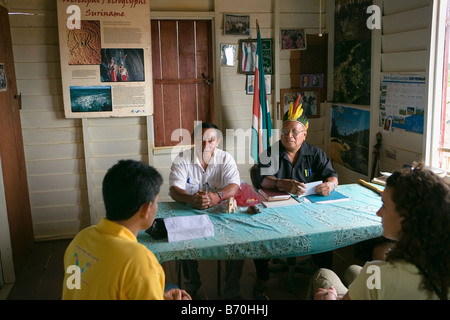 Suriname, Kwamalasamutu, Heimat der eingeborenen Indianer. Touristen, die vom Chef des Dorfes und Trio-Indianer empfangen. Stockfoto