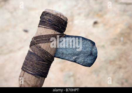 Suriname, Kwamalasamutu, Heimat der eingeborenen Indianer. Akurio Indian Axt. Stockfoto