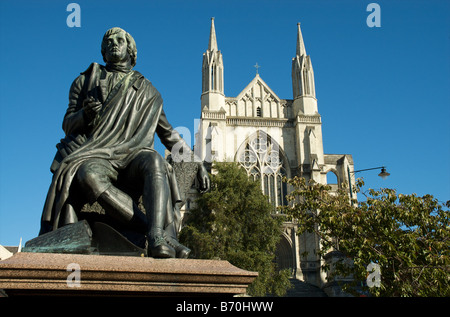 Statue des Dichters Robert Burns vor St. Pauls Anglican Cathedral, Dunedin, Neuseeland Stockfoto