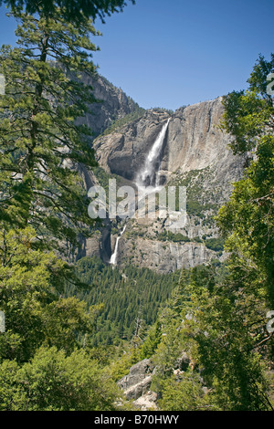 Kalifornien - Upper und Lower Yosemite Falls vom Four Mile Trail im Yosemite National Park Stockfoto