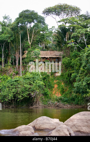 Suriname, Kwamalasamutu, Blick auf Hütten der Loge genannt Iwana Samu. Stockfoto