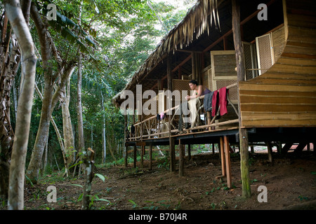 Suriname, Kwamalasamutu, Blick auf Hütten der Loge genannt Iwana Samu. Stockfoto