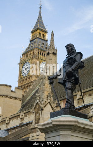 Statue von Oliver Cromwell MP (durch Sir William Hamo Thornycroft) & "Big Ben" hinter. Houses of Parliament, Westminster London UK Stockfoto