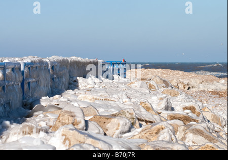 Frühwinter Eis aufbauen am Ufer des Lake Michigan Stockfoto