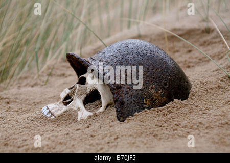 D Tag der deutschen Krieg Helm mit einem Totenkopf im Inneren in den Sand auf Utah Beach Normandie Frankreich Stockfoto