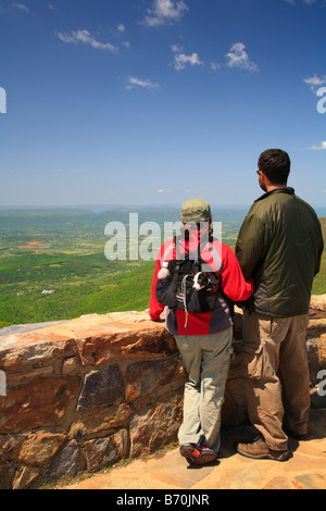 Ehepaar und Hund auf Hawksbill in der Nähe der Appalachian Trail, Shenandoah-Nationalpark, Virginia, USA Stockfoto