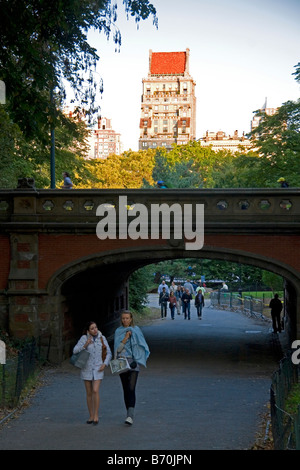 Menschen gehen im Central Park Manhattan New York City New York USA Stockfoto