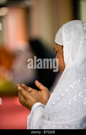 Paramaribo, Surinam Freitagsgebet am Haupt-Moschee Keizerstraat in der historischen Innenstadt. Porträt der Frau. Stockfoto