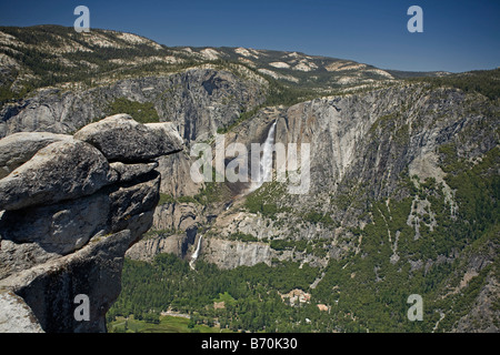 Kalifornien - Upper und Lower Yosemite Falls und Yosemite Valley vom Glacier Point im Yosemite National Park. Stockfoto