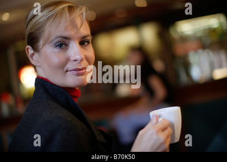 Porträt von Reife Geschäftsfrau schließen sich lächelnd Stockfoto