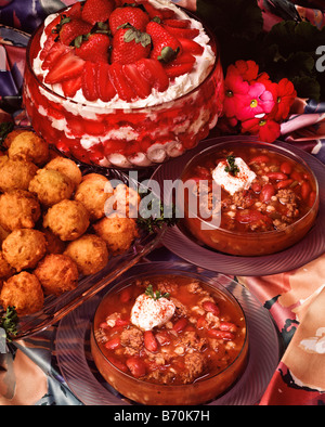 Rezepte, Erdbeeren im Schnee, Hush Welpen, mexikanische Rindfleisch und Gerste Suppe Hackfleisch, Gemüse Fleisch Tafelobst Stockfoto