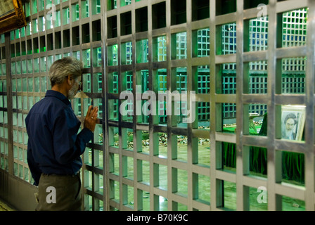 Mann, der betet vor Iman Khomeini s Grab Teheran-Iran Stockfoto