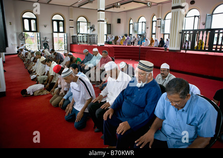 Paramaribo, Surinam Freitagsgebet am Haupt-Moschee Keizerstraat in der historischen Innenstadt. Stockfoto