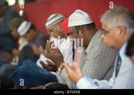 Paramaribo, Surinam Freitagsgebet am Haupt-Moschee Keizerstraat in der historischen Innenstadt. Stockfoto