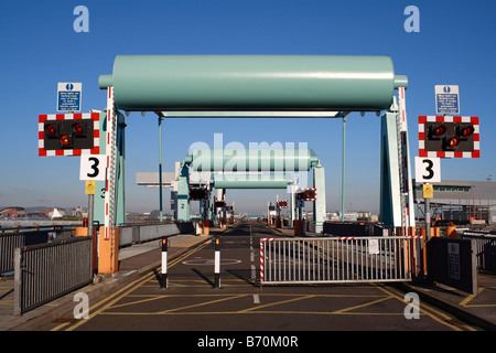 Swing Bridge Structures auf Cardiff Barrage Wales Großbritannien Stockfoto