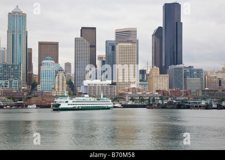 Skyline von Seattle an einem typischen bewölkten Tag von Elliot Bay Stockfoto