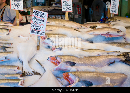 Geeiste Fisch zum Verkauf auf dem Display an Pike Place Fish Company im Pike Place Market in Seattle, Washington Stockfoto