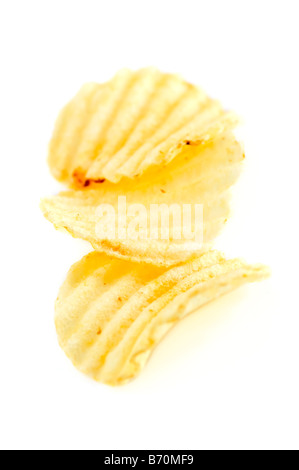 Einige Kartoffelchips isoliert auf weißem Hintergrund Stockfoto