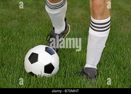 Fußball-Spieler den Ball auf der Wiese Stockfoto