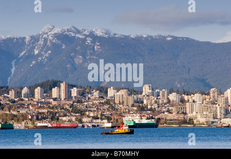 Blick über den Burrard Inlet an die Industrie und Entwicklung auf die North Shore von Vancouver, Britisch-Kolumbien, Kanada Stockfoto