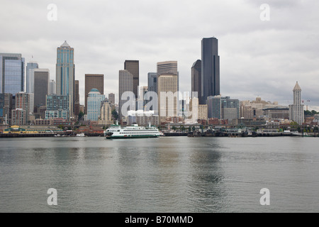 Skyline von Seattle an einem typischen bewölkten Tag von Elliot Bay Stockfoto