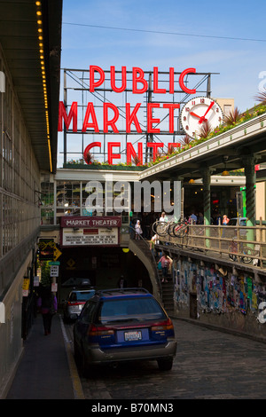 Uhr und Schild am Pike Place öffentlichen Markt Center in der Innenstadt von Seattle, Washington, USA Stockfoto