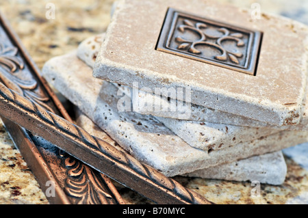 Keramische Fliesen und Bordüren für Backsplash hautnah auf einer Granitoberfläche Stockfoto