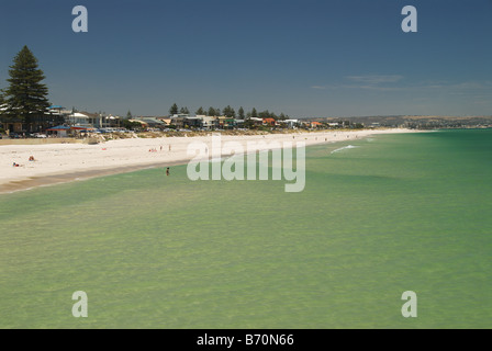 Henley Beach Adelaide South Australia gesehen von der Henley-Anlegestelle an einem schönen Tag im Dezember Stockfoto