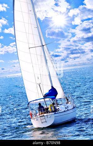 Segelboot mit weißen Segel Segeln an einem sonnigen Tag Stockfoto