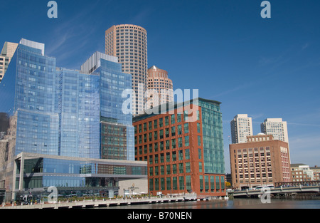 Fort Point Channel Skyline vom Fuße des Congress Street Bridge, Boston, Massachusetts Stockfoto