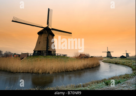 schöne Winter-Windmühle-Landschaft in den Niederlanden Stockfoto