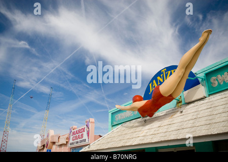 Eine Frau schwimmen anmelden ein Geschäft an der Uferpromenade in Daytona Beach, Florida Stockfoto